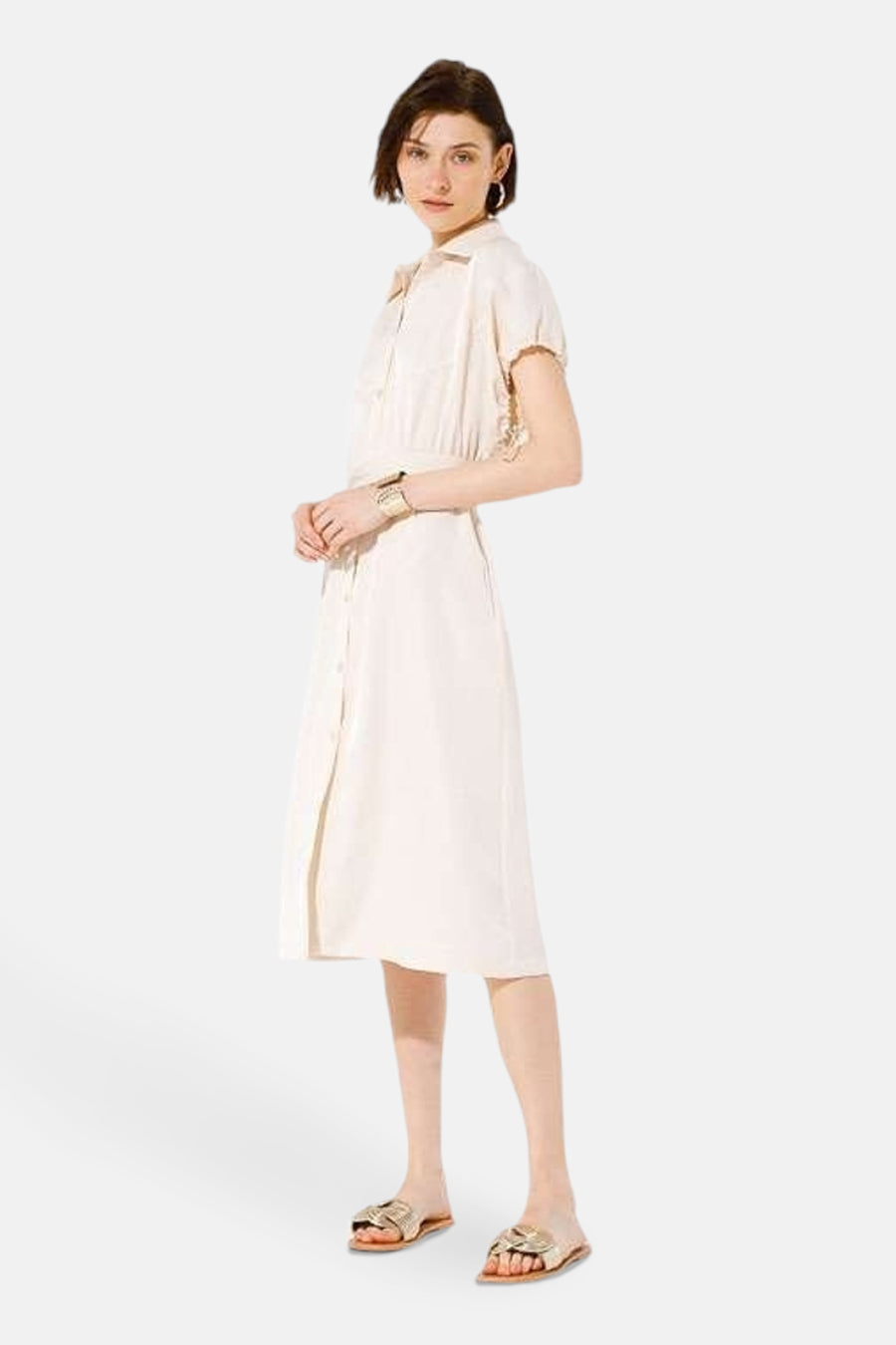 Robe longue beige de GOA GOA avec ceinture à la taille et chaussures plates dorées.