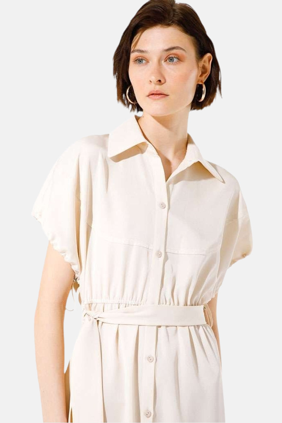Robe longue beige de GOA GOA, avec ceinture à la taille et manches courtes.