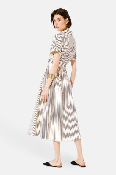 Robe longue beige rayée par GOA GOA, avec une ceinture et un bracelet doré.
