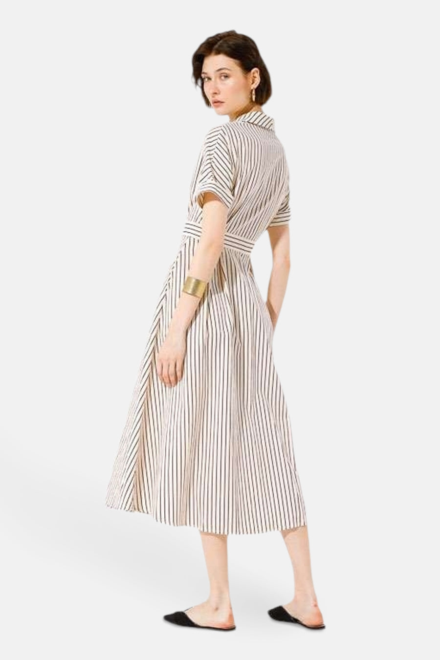 Robe longue beige rayée par GOA GOA, avec une ceinture et un bracelet doré.