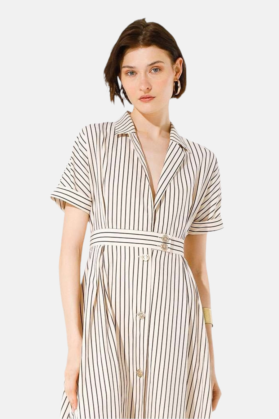 Robe longue beige de GOA GOA à rayures verticales noires, avec ceinture à la taille et boutons dorés.