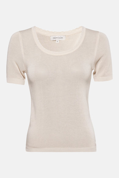 Pull à col rond écru de GOA GOA avec encolure festonnée et texture côtelée.