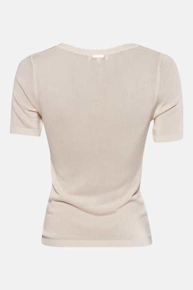 Pull à col rond écru de GOA GOA, en maille fine, avec manches courtes et coupe ajustée.