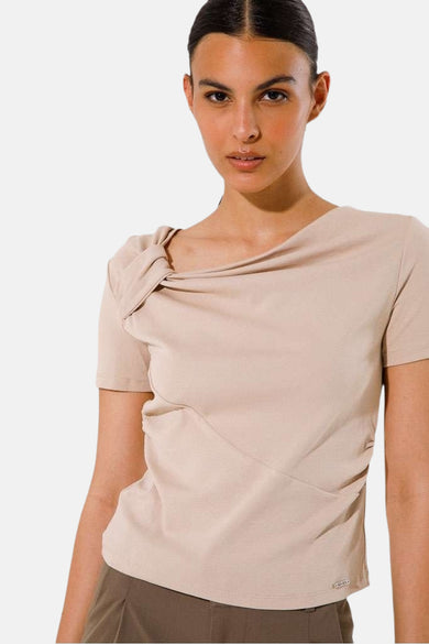 T-shirt beige à manches courtes de GOA GOA, avec un nœud décoratif à l'épaule.