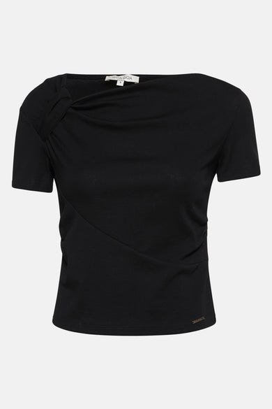 T-shirt noir à manches courtes de GOA GOA, avec un drapé sur le devant et un logo discret en bas.