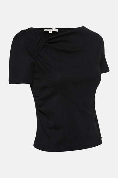 T-shirt noir à manches courtes de GOA GOA, avec un détail froncé sur l'épaule et une coupe asymétrique.
