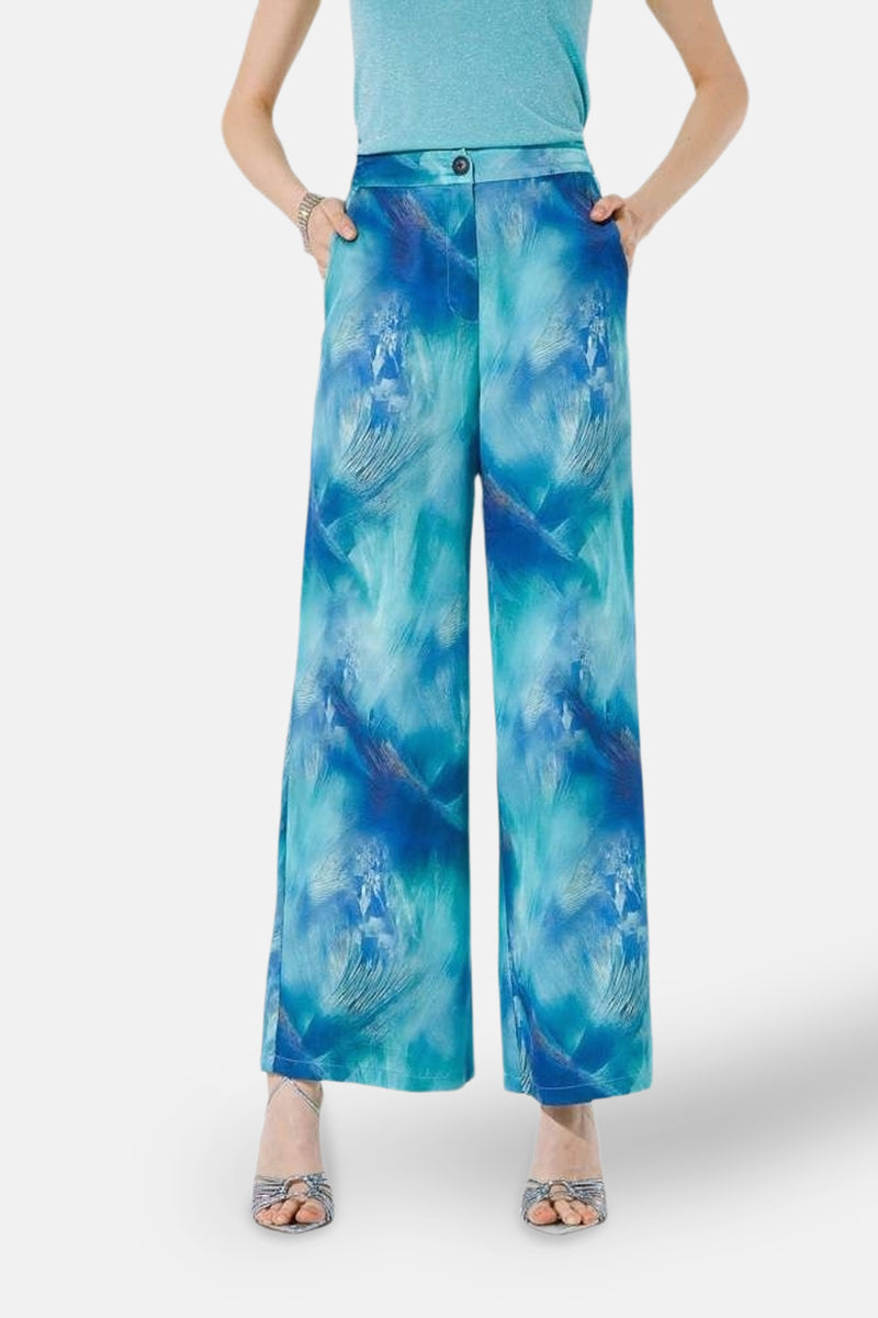 Blauwe broek met print van GOA GOA, losse pasvorm met zakken en bijpassende zilveren schoenen.