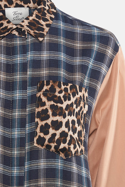Geruit overhemd met lange mouwen van Terra di Siena, met kraag en zak met luipaardprint, en effen beige mouw.