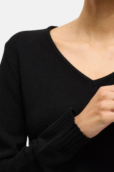 Pull noir à col en V par VILA®, en tricot fin, avec une manche longue.

