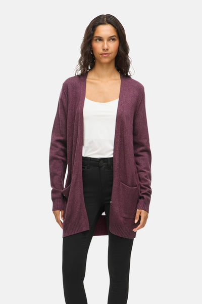Cardigan violet de VILA, porté sur un débardeur blanc et un pantalon noir.