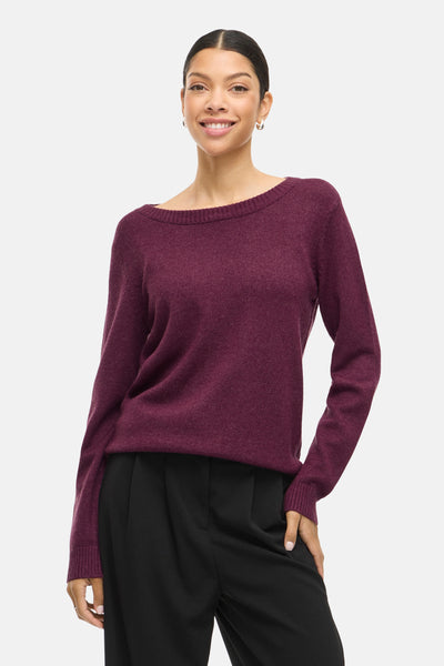 Pull à col rond violet de VILA®, porté avec un pantalon noir ample.