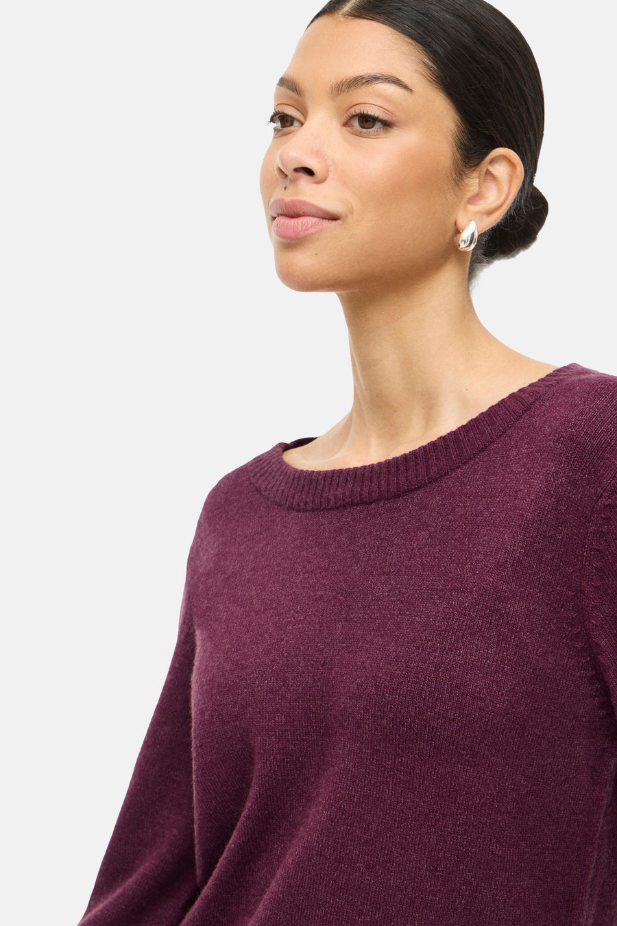 Pull à col rond violet de VILA®, porté avec des boucles d'oreilles argentées.
