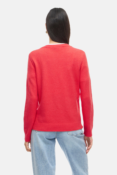 Pull ras du cou rouge de VILA®, vu de dos, porté avec un jean bleu clair.