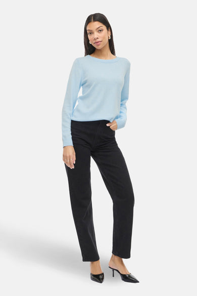 Pull à col rond bleu de VILA®, porté avec un jean noir et des escarpins noirs.