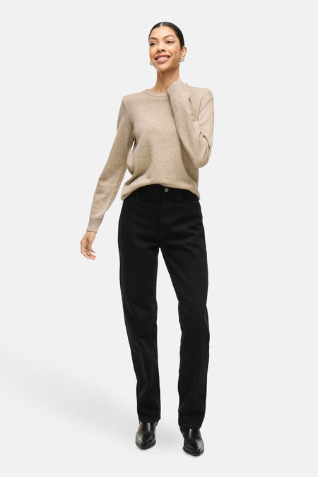 Beige trui van VILA, met lange mouwen en gedragen met een zwarte broek.