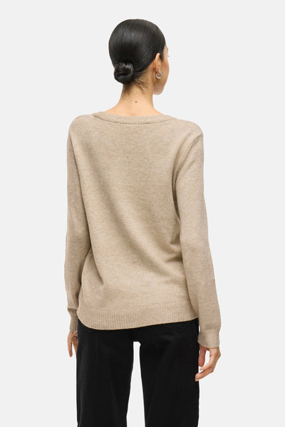 Pull beige col rond de VILA®, porté avec un pantalon noir, vue de dos.
