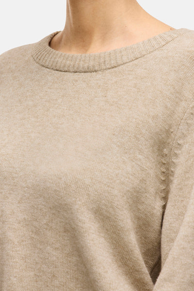 Beige gebreide trui van VILA®, zachte textuur, ronde hals.
