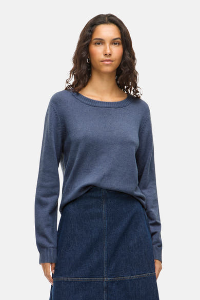 Pull à col rond bleu par VILA®, porté avec une jupe en jean bleu foncé.
