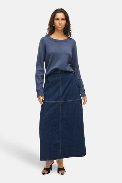 Pull à col rond bleu de VILA®, porté avec une longue jupe en jean foncé et des talons aiguilles noirs.