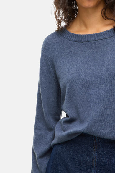 Pull à col rond bleu de VILA®, en tricot fin, porté avec un jean foncé.