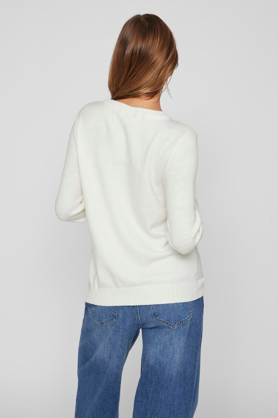 Pull blanc de VILA®, vue de dos, porté avec un jean bleu.
