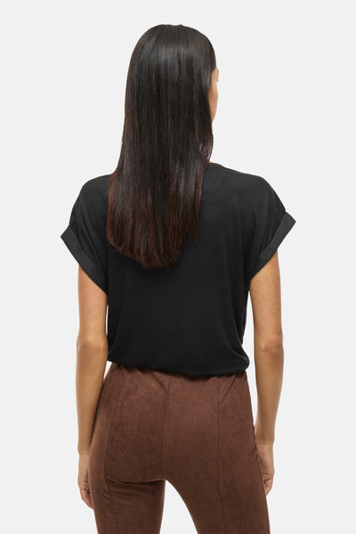 Top noir uni à manches courtes de VILA®, porté avec un pantalon marron.