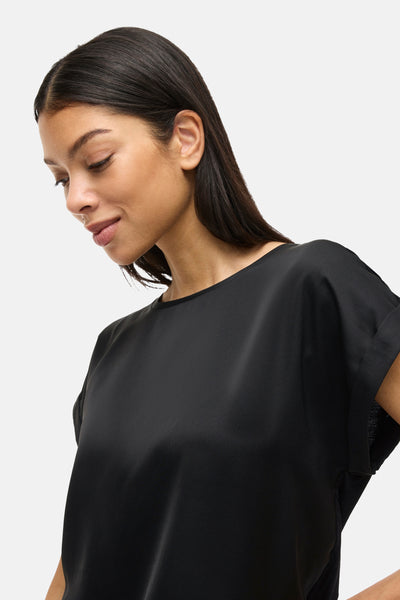 Zwart T-shirt met korte mouwen van VILA, gladde, soepelvallende stof, gedragen door een mannequin die naar beneden kijkt.