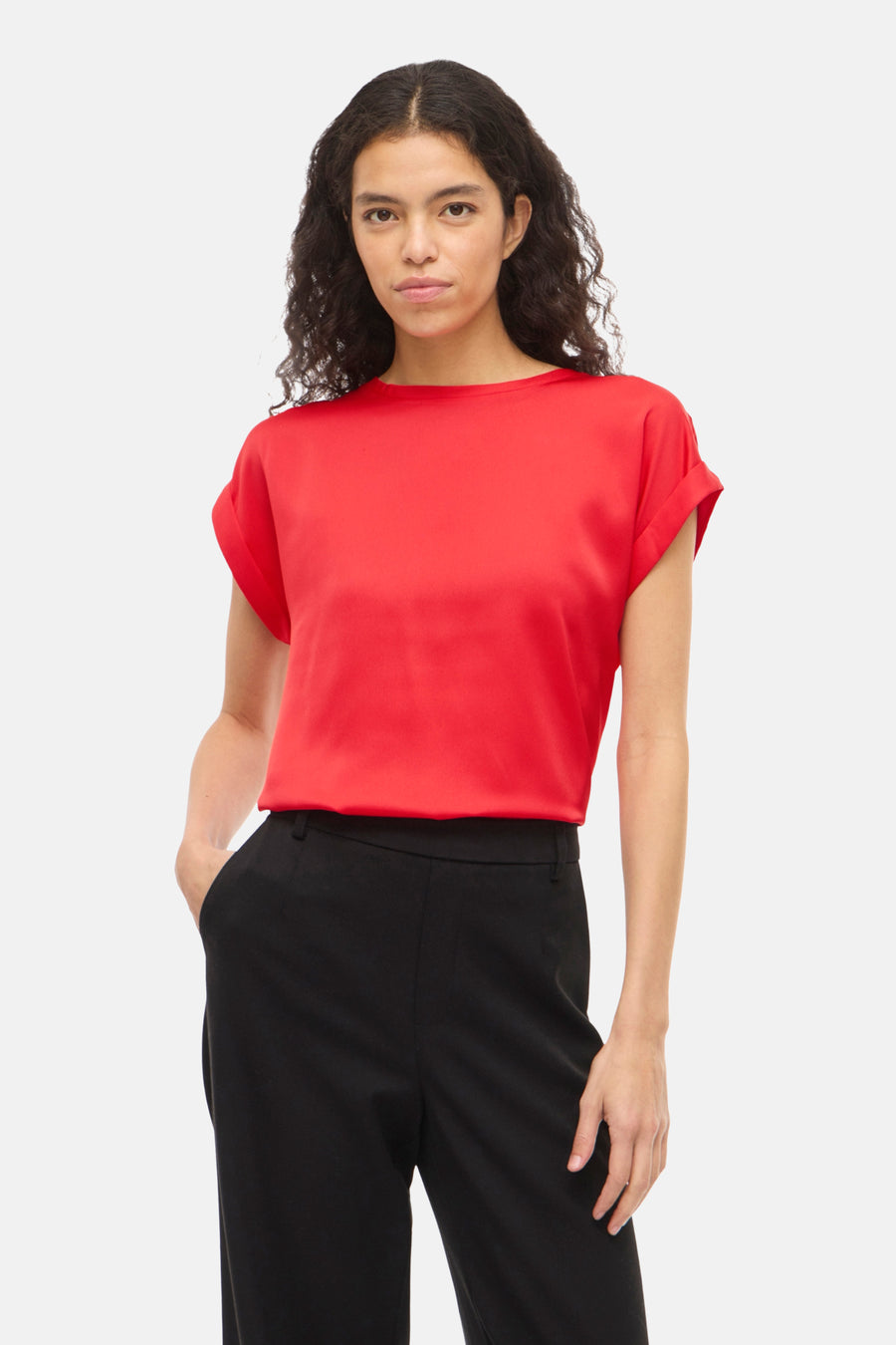 T-shirt rouge à manches courtes de VILA, porté avec un pantalon noir taille haute uni.