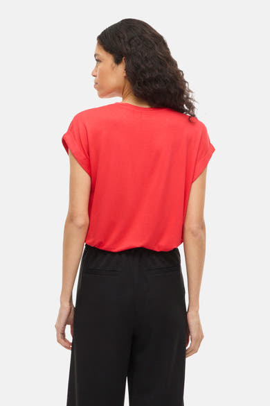 T-shirt rouge à manches courtes de VILA, porté avec un pantalon noir, vue de dos.
