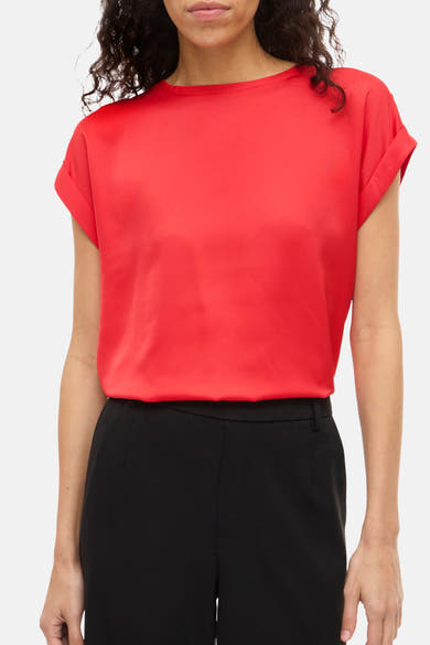 T-shirt rouge à manches courtes de VILA, porté avec un pantalon noir taille haute.