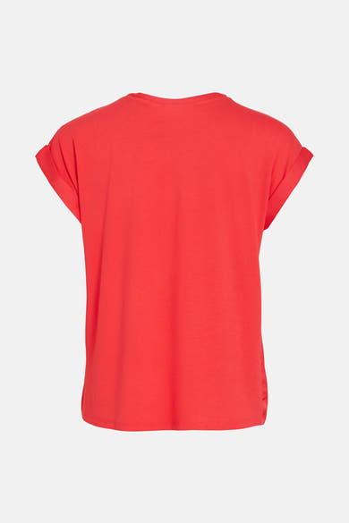 T-shirt rouge à manches courtes de VILA®, avec des manches retroussées, sur fond uni.