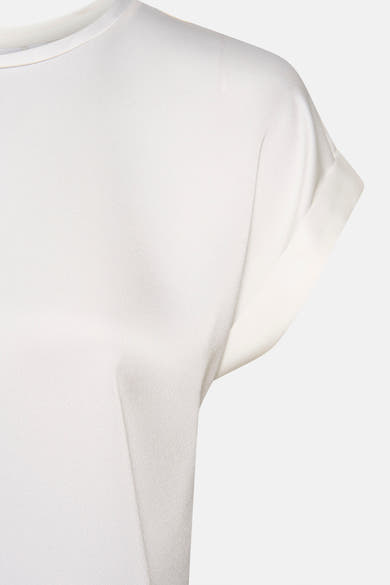 Wit T-shirt met korte mouwen van VILA®, detail met opgerolde mouw.