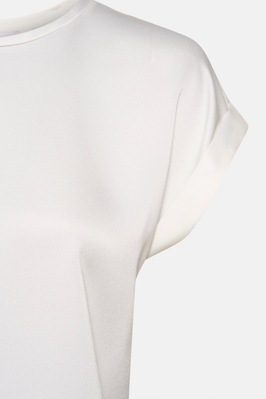 Wit T-shirt met korte mouwen van VILA®, detail met opgerolde mouw.