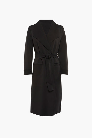 Veste longue noire de VILA, avec ceinture nouée et poches plaquées.
