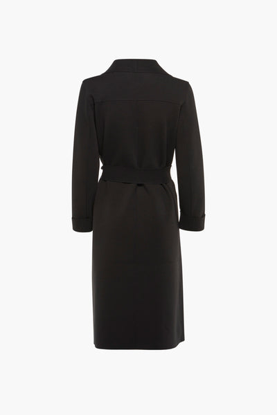 Veste longue noire de VILA, avec ceinture à la taille et manches longues aux poignets repliés, vue de dos.