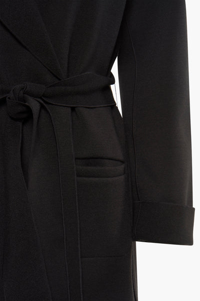 Veste longue noire de VILA®, avec ceinture nouée et poche plaquée, en gros plan.
