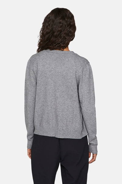 Grijze gemêleerde cardigan van VILA®, met een fijne textuur, gedragen met een zwarte broek.