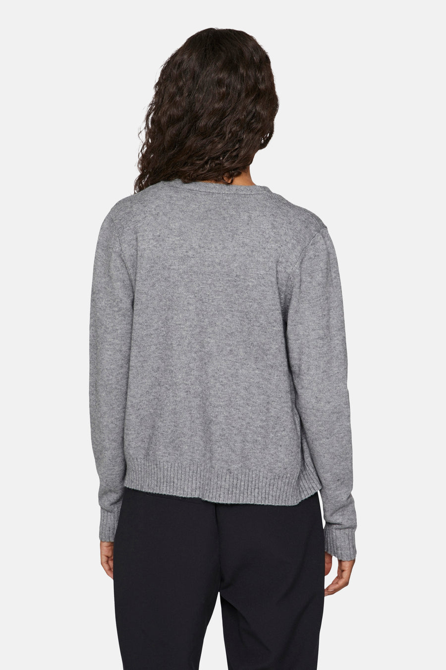 Cardigan gris chiné de VILA®, avec une texture fine, porté avec un pantalon noir.
