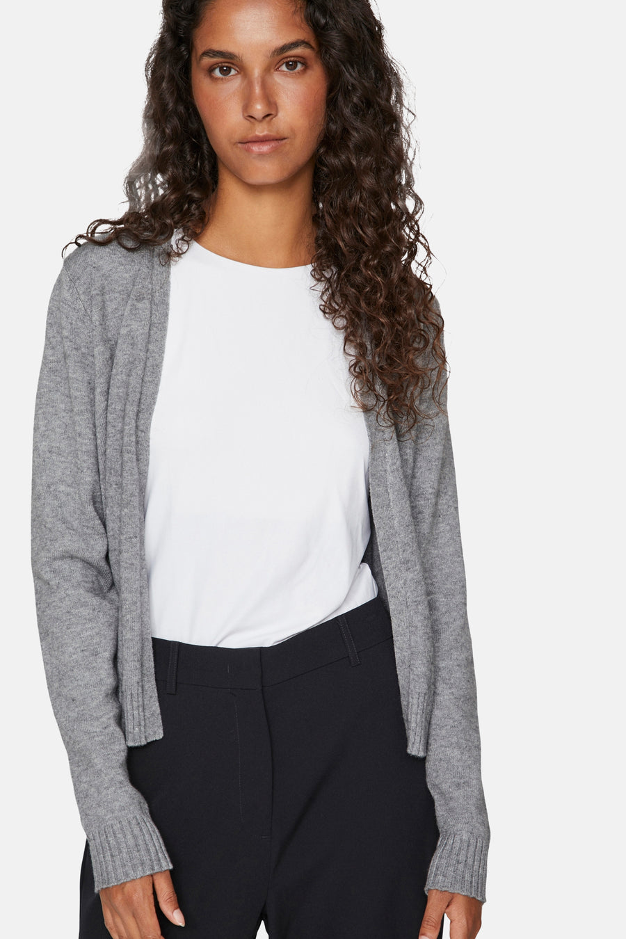 Cardigan gris de VILA®, porté sur un t-shirt blanc et un pantalon noir.