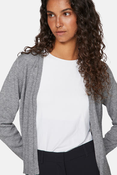 Cardigan gris clair de VILA, porté ouvert sur un t-shirt blanc et un pantalon noir.