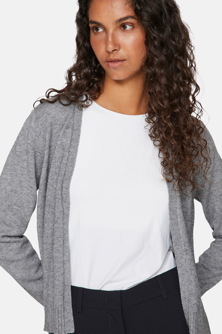 Cardigan gris clair de VILA, porté ouvert sur un t-shirt blanc et un pantalon noir.