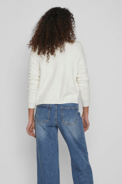 Cardigan blanc de VILA, porté avec un jean bleu, vu de dos.