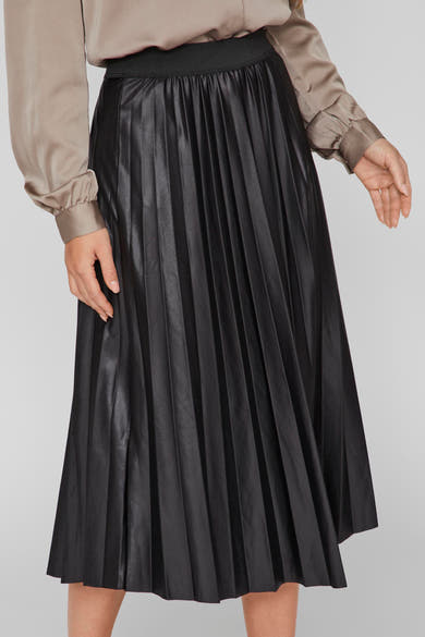 Zwarte geplooide midi-rok van VILA®, gedragen met een taupe blouse met lange mouwen.