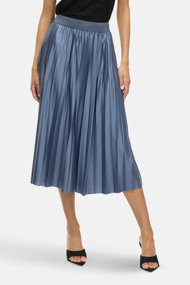 Jupe midi plissée bleue de VILA®, portée avec un haut noir et des mules à talons noirs.