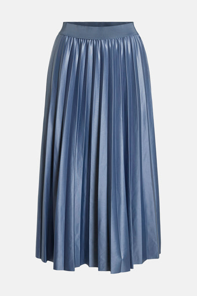 Jupe 3/4 bleue de VILA, plissée avec une ceinture élastique, sur fond uni.