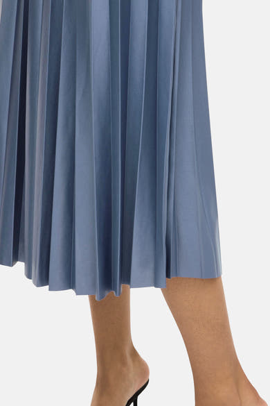 VILA® 3/4 blauwe rok, geplooid met een gladde textuur, gedragen met zwarte hakken.