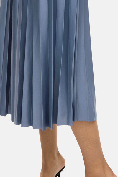 VILA® 3/4 blauwe rok, geplooid met een gladde textuur, gedragen met zwarte hakken.