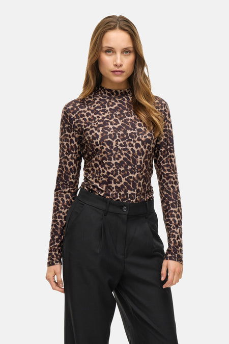 T-shirt à manches longues marron de VILA®, à motif léopard, porté avec un pantalon noir.
