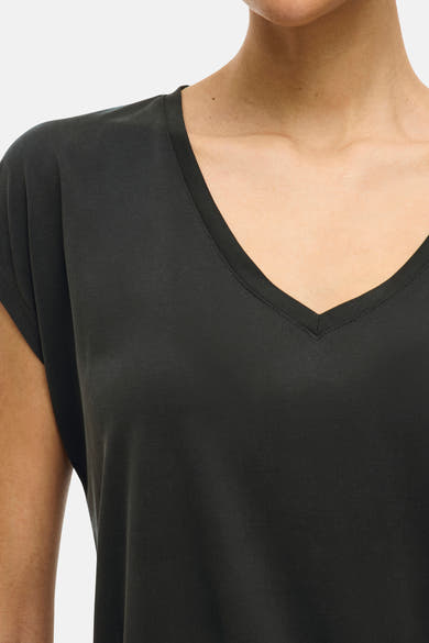 Top noir uni à manches courtes de VILA®, col en V et tissu lisse.