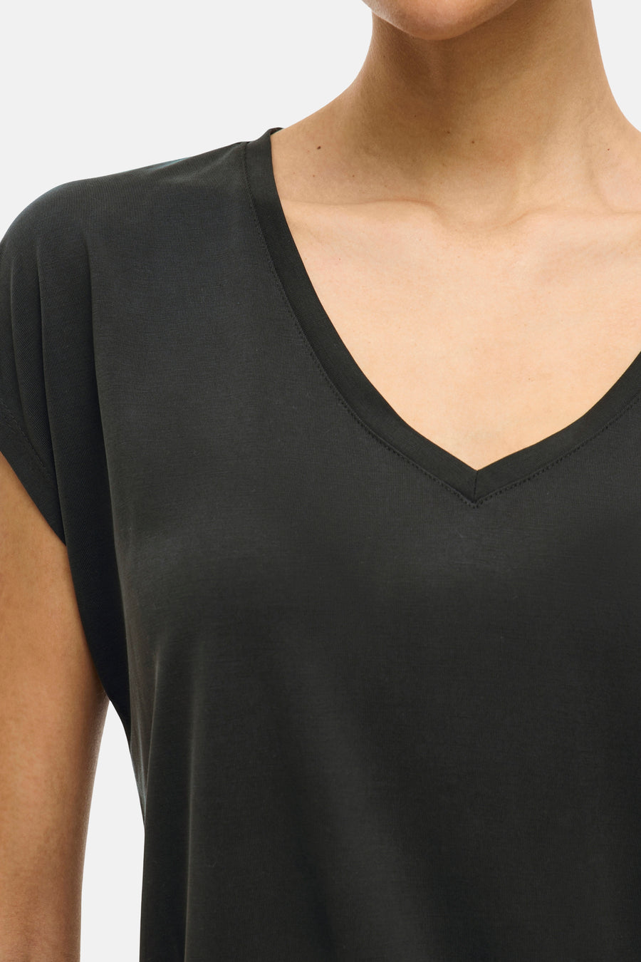 Top noir uni à manches courtes de VILA®, col en V et tissu lisse.